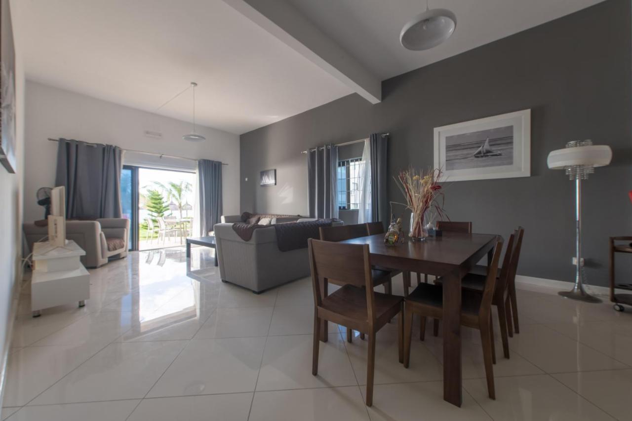 Pierre Bleue Beachfront Villa Flic en Flac Exterior photo