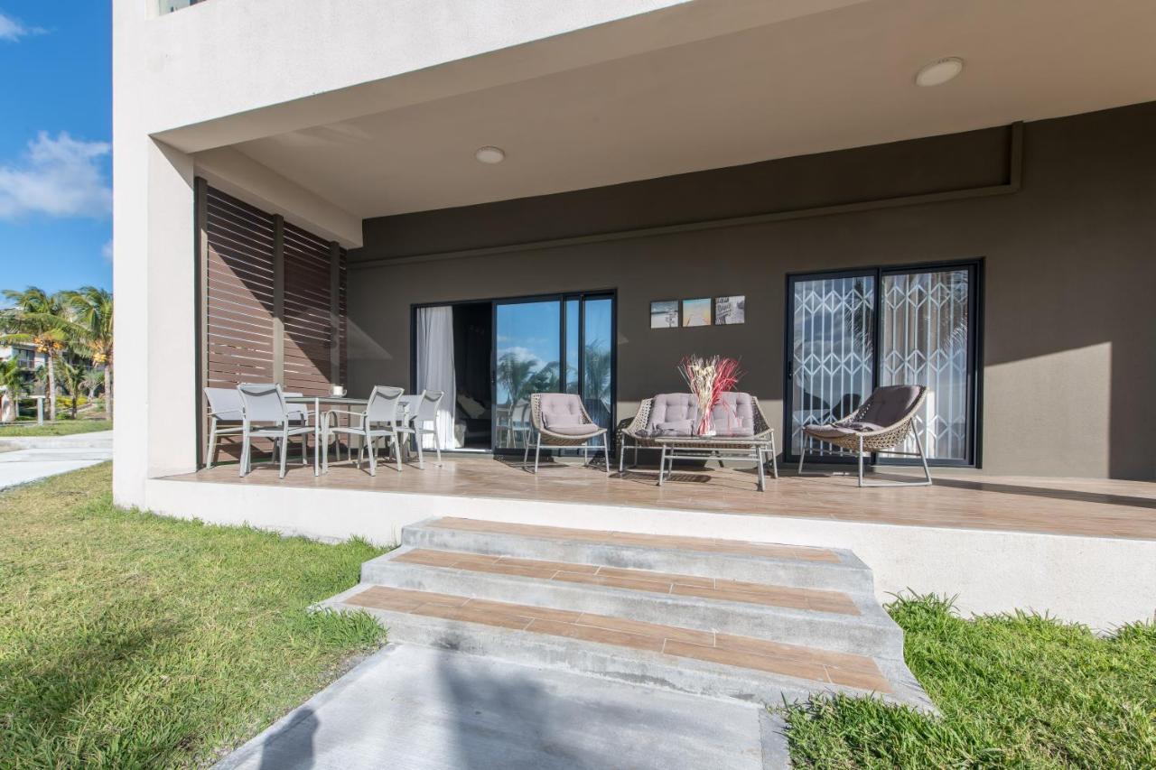 Pierre Bleue Beachfront Villa Flic en Flac Exterior photo