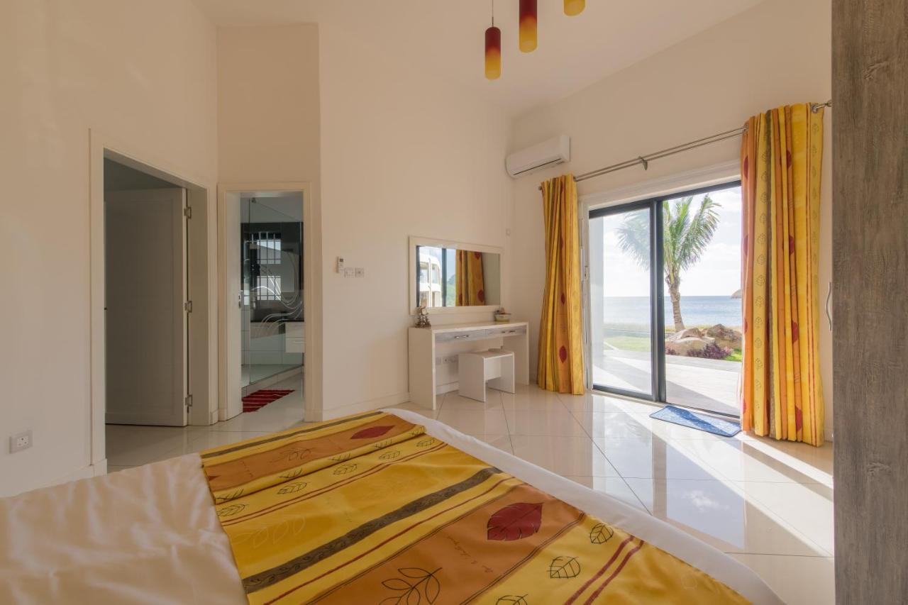 Pierre Bleue Beachfront Villa Flic en Flac Exterior photo