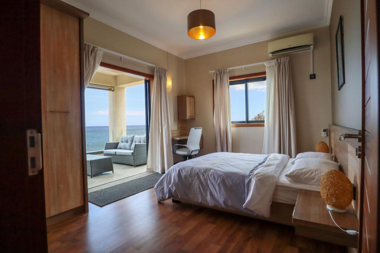 Pierre Bleue Beachfront Villa Flic en Flac Exterior photo